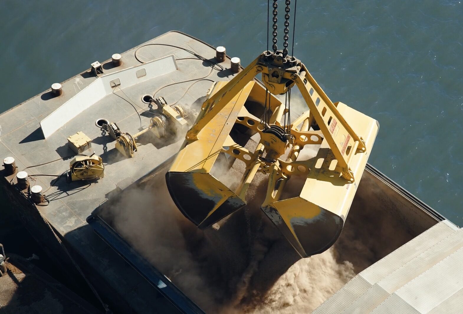rederij de jong, verlading, bevrachting, logistieke services de jong shipping, bouwgrondstoffen, zand, grind, steenslag, mineralen