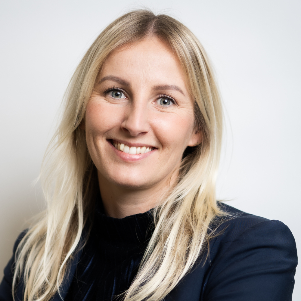 stephanie oosterlee, administratief medewerker duwvaart, de jong shipping, rederij de jong